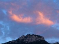 Glühende Wolken über der Scheibenwand